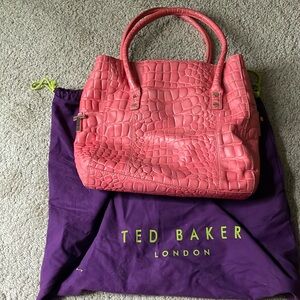 Oversized shoulder leather bag. Croc print, 3 compartments